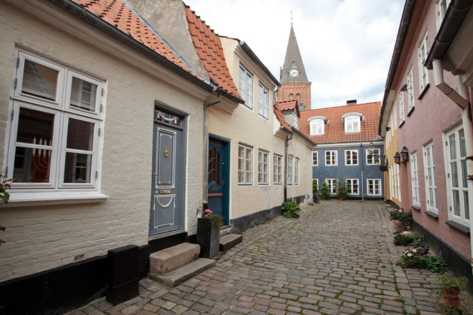 Brostensbelagt gade med gamle huse i Aalborgs gamle bydel